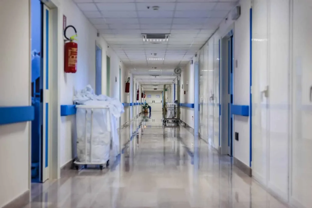 OS SISTEMAS DE AQUECIMENTO, VENTILAÇÃO E AR CONDICIONADO (AVAC) NO CONTROLE DA INFECÇÃO EM ESTABELECIMENTOS DE SAÚDE (EAS) 4 hospital corridor at night 7PXKB6R Copy.jpg 1